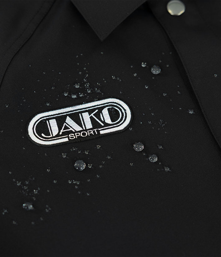 Wind and water repellent outer material with membrane